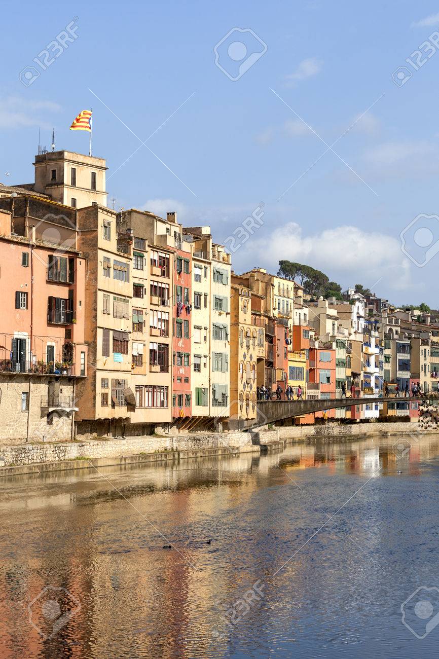 ジローナ スペイン 16 年 5 月 15 日 川 Onyar にカラフルな家や観光客姫橋の上 ジローナは カタルーニャの主要都市の一つです それはヨーロッパで最大の歴史的なユダヤ人地区のあります の写真素材 画像素材 Image