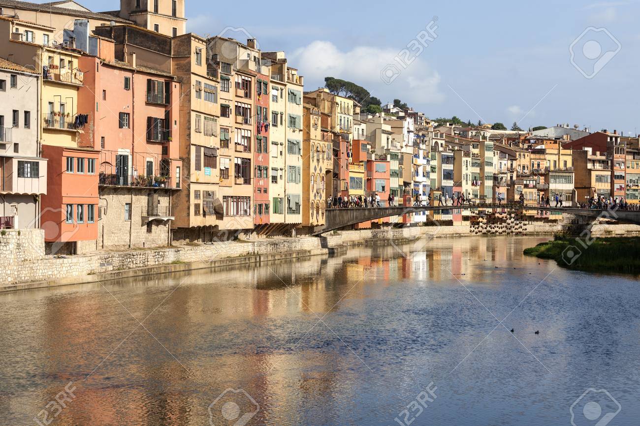 ジローナ スペイン 16 年 5 月 15 日 川 Onyar にカラフルな家や観光客姫橋の上 ジローナは カタルーニャの主要都市の一つです それはヨーロッパで最大の歴史的なユダヤ人地区のあります の写真素材 画像素材 Image