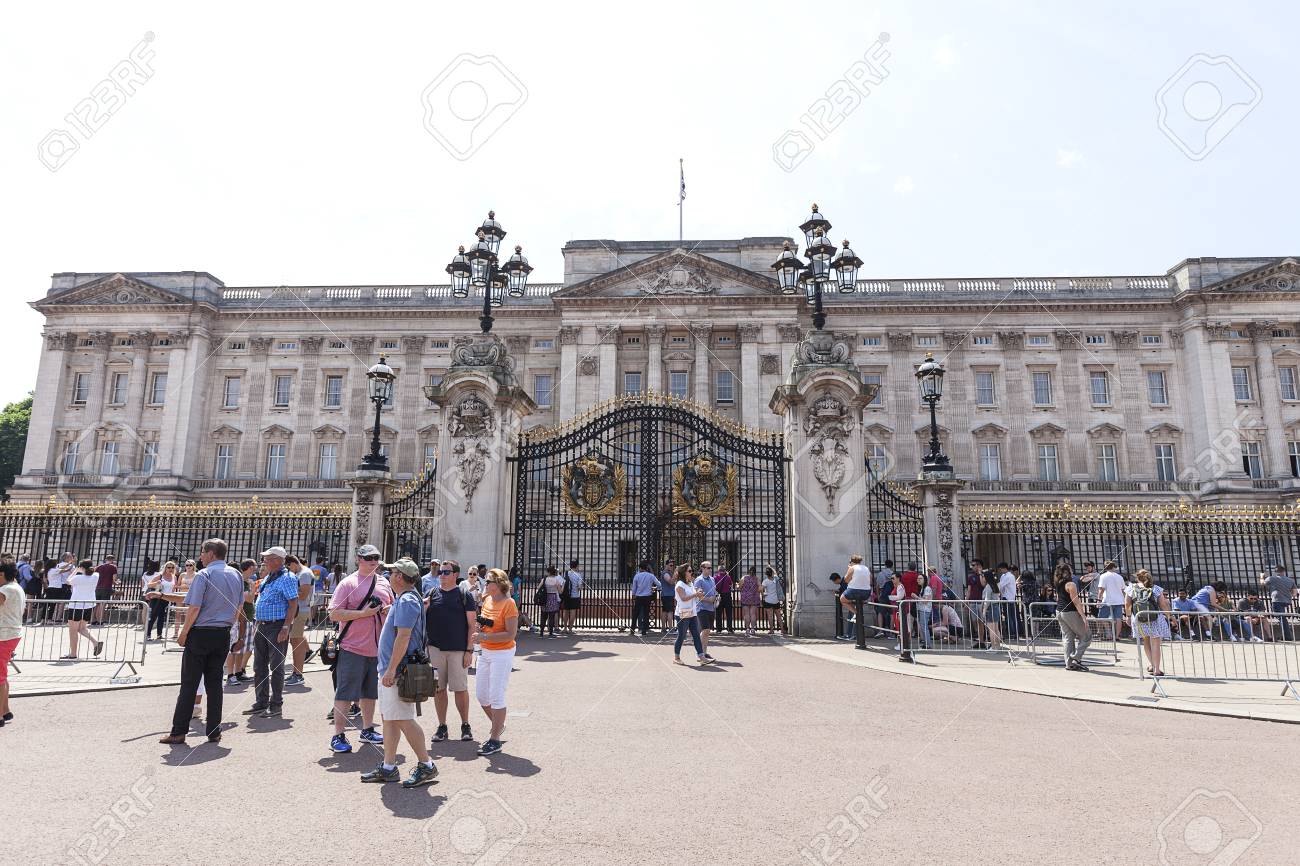 バッキンガム宮殿の門の前のロンドン アメリカの王国 6 月 21 17 観光客 宮殿はロンドンの邸宅 イギリスの現在の君主の管理本部です の写真素材 画像素材 Image