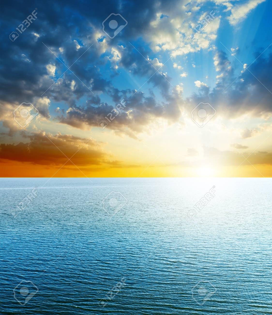 明るく青い海の夕日 の写真素材 画像素材 Image