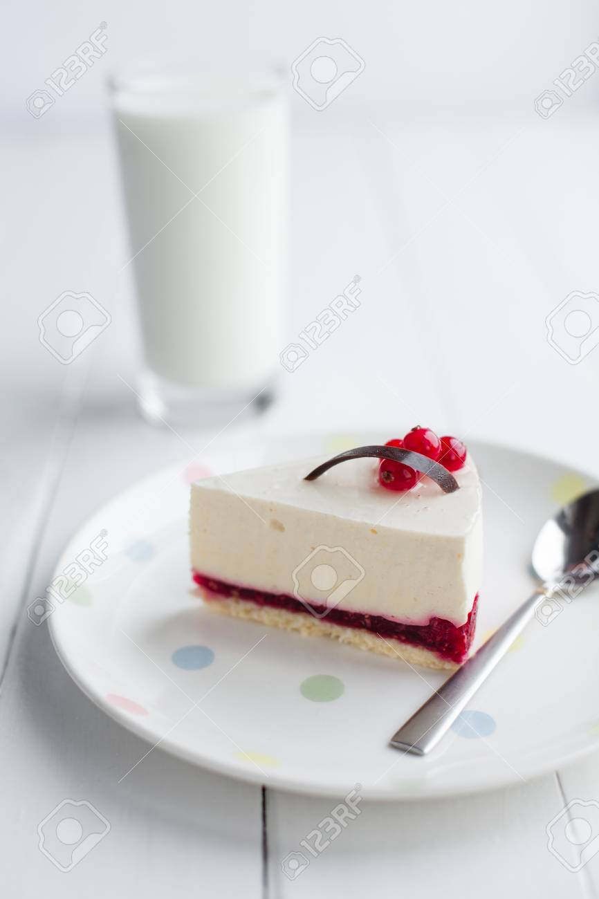 白い木製のテーブルの赤い果実を白いチーズケーキ スティル ライフ の写真素材 画像素材 Image