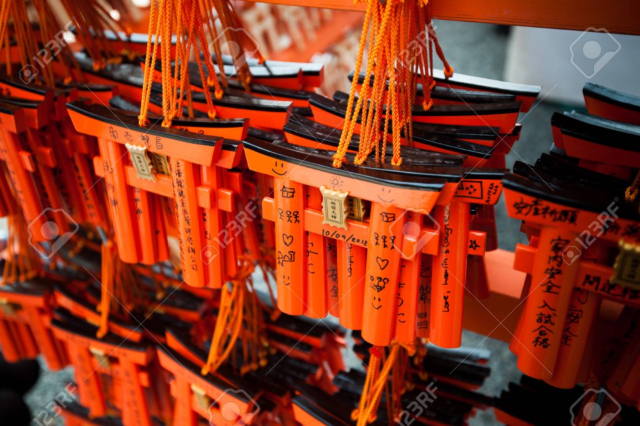 伏見稲荷神社 京都市で小さな鳥居 の写真素材 画像素材 Image