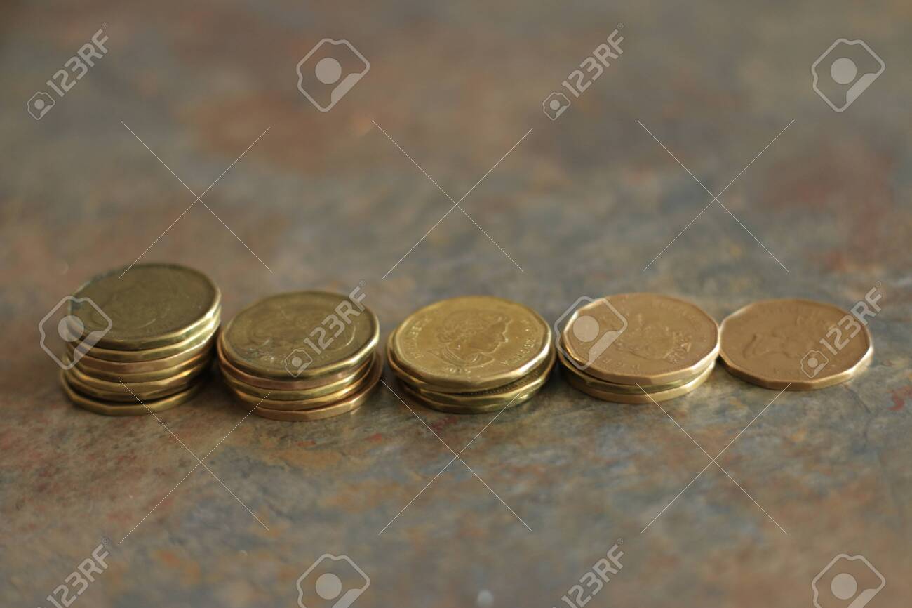 カナダのコイン。カナダドル硬貨別名ルーニーの山の写真素材・画像素材 Image 129729837