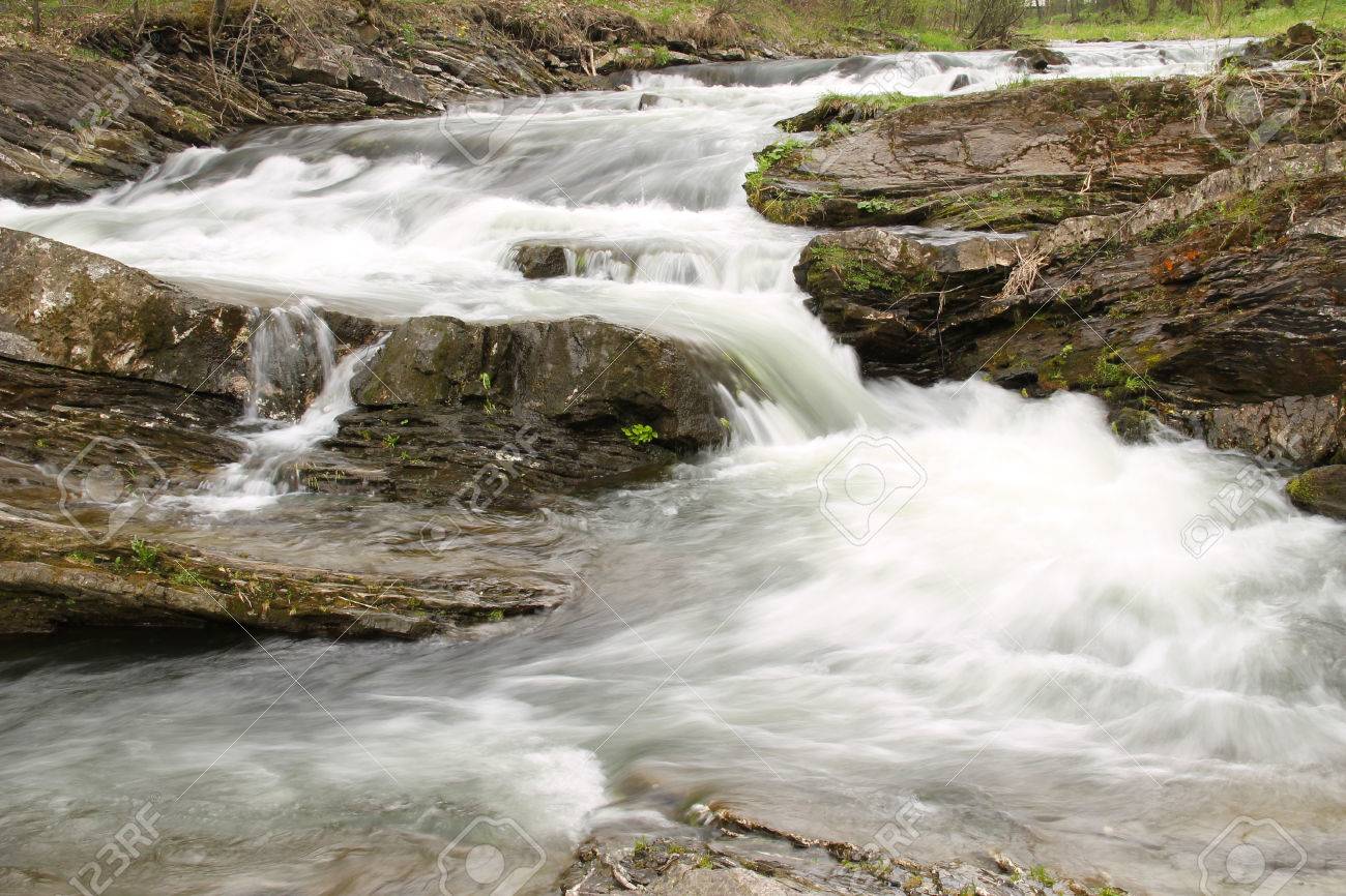 Beskydy 山地 チェコ共和国のプラハ川の急流 の写真素材 画像素材 Image