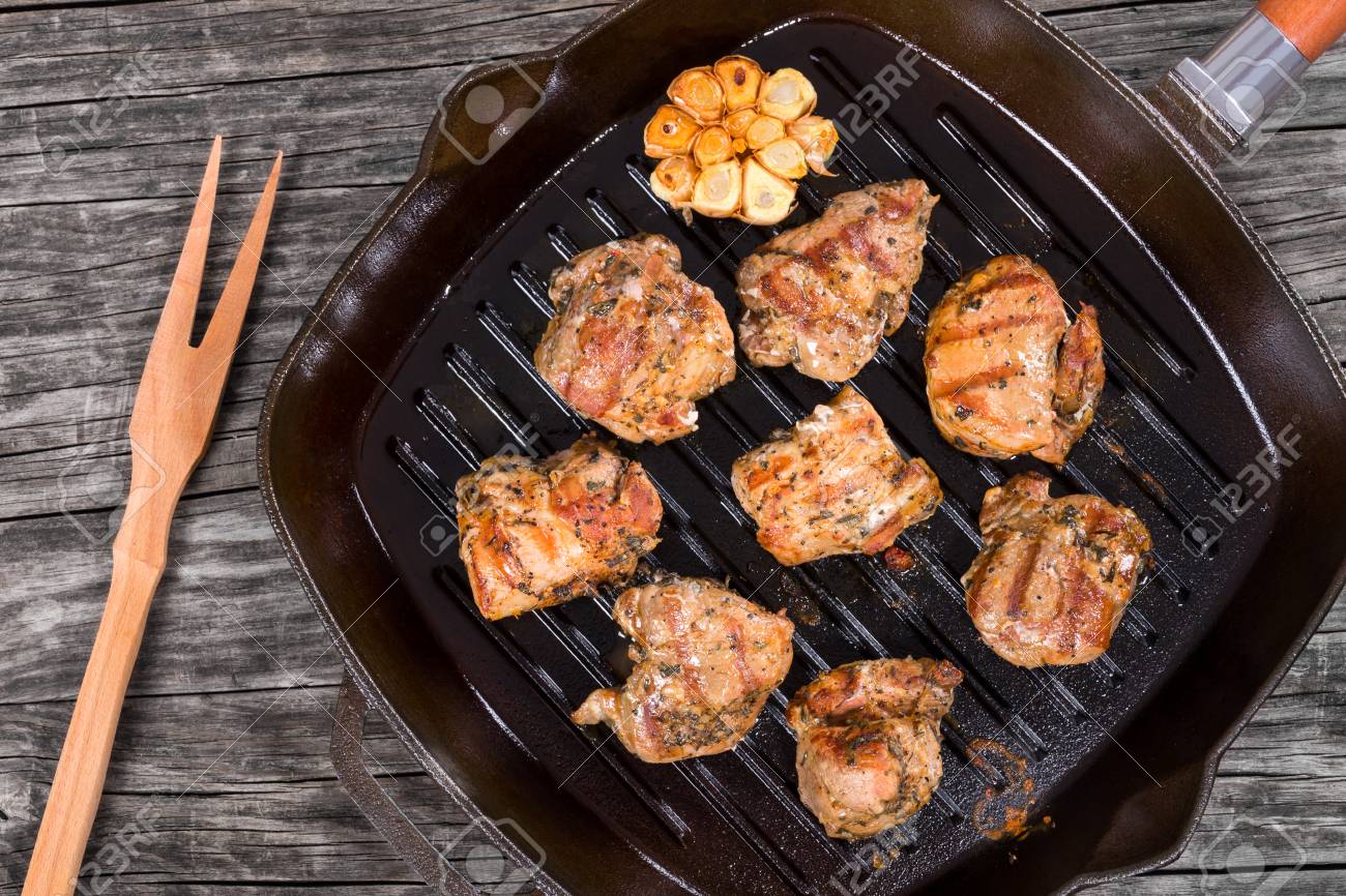 素朴なテーブル トップ ビューでフライパンで焼き肉のホットのおいしい部分 の写真素材 画像素材 Image