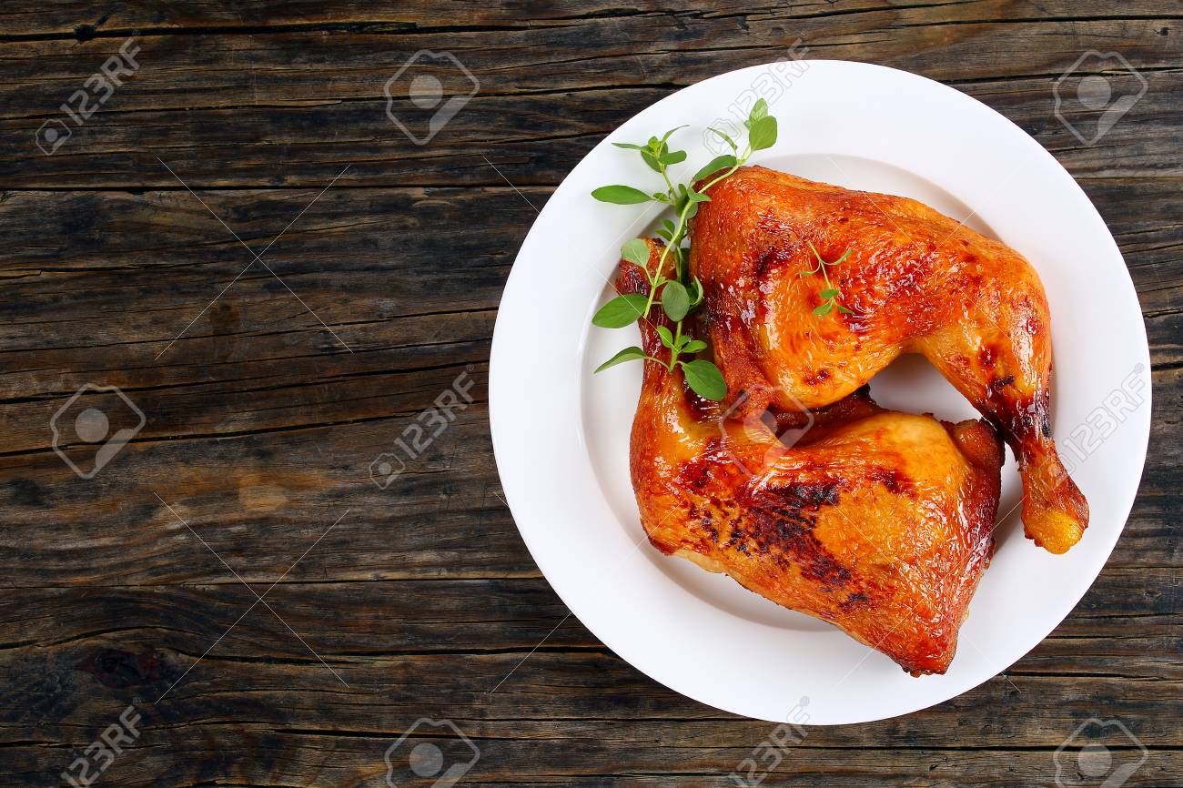 Cuartos De Pierna De Pollo Asado Con Crujiente Piel Marrón Dorada ... Cuartos De Pierna De Pollo Asado Con Crujiente Piel Marrón Dorada ...