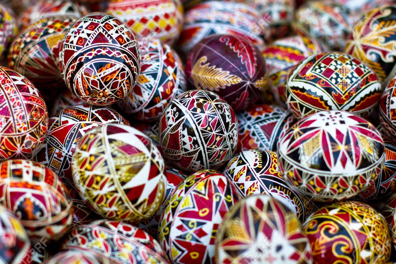 25109818-Diferentes-huevos-de-Pascua-pintados-a-mano-de-Rumania--Foto-de-archivo.jpg (1300&times;866)