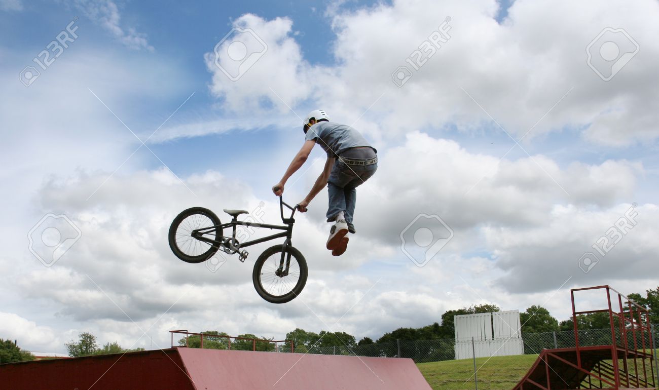 Bmx の自転車の高いジャンプを行うスタント ライダー の写真素材 画像素材 Image