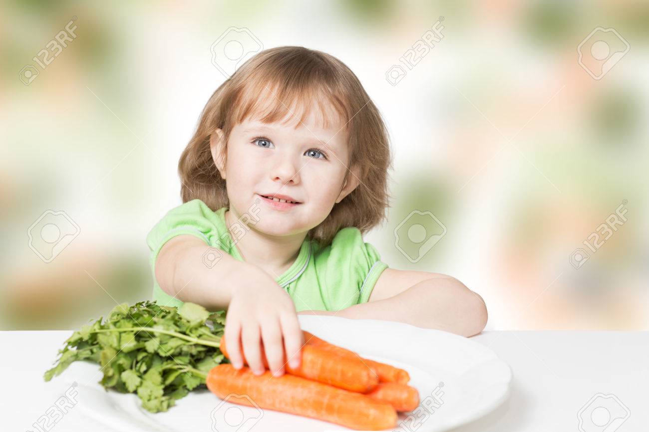 子供が食べるニンジン にんじんを食べる女の子を望んでいる 子供はニンジンを食べたいです の写真素材 画像素材 Image 子供が食べるニンジン にんじんを食べる女の子を望んでいる 子供はニンジンを食べたいです の写真素材 画像素材 Image