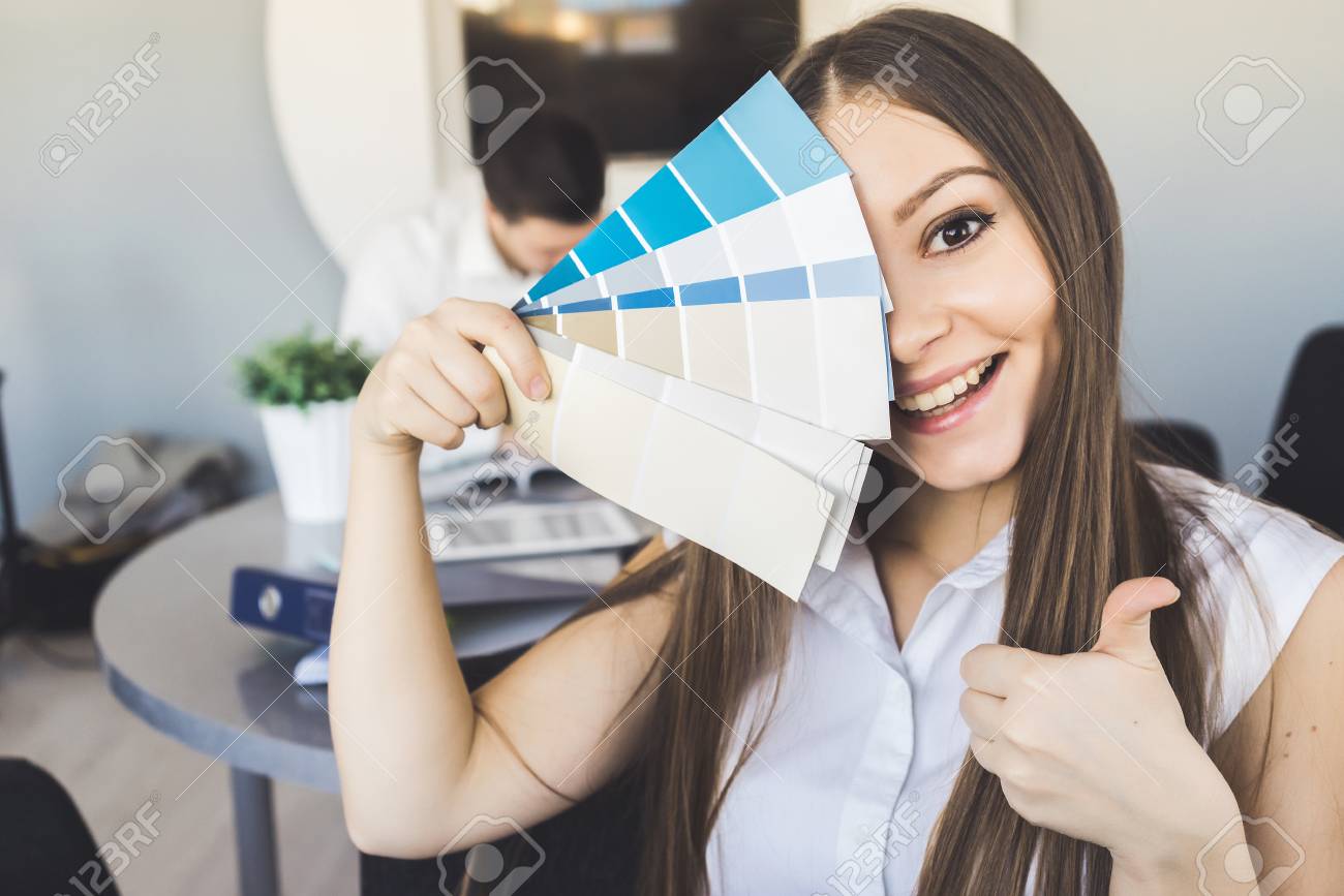 女性の親指が現れるし カラー パレットを保持して 顔を隠す の写真素材 画像素材 Image