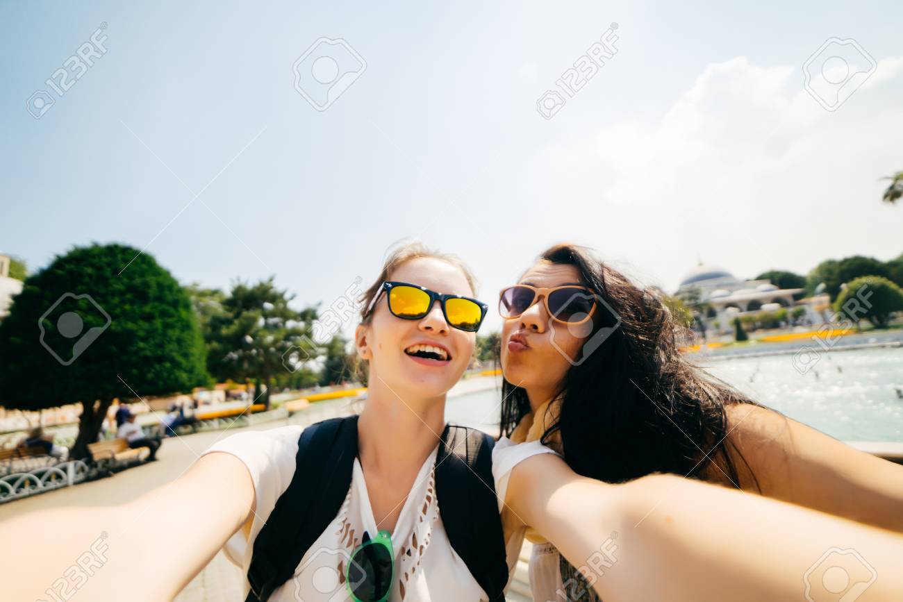 Schone Studentin Im Urlaub Machen Ein Foto Von Sich Selfie Sonnenbrille Zeige Lustige Gesichter Lizenzfreie Fotos Bilder Und Stock Fotografie Image 85810432