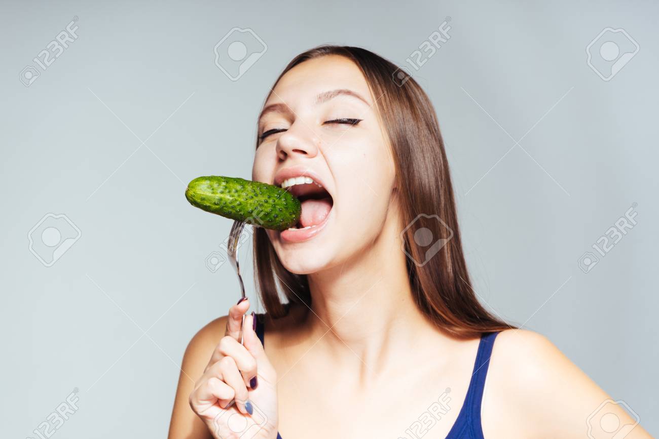 Junges Madchen Sitzt Auf Einer Diat Und Isst Gurke Mit Geschlossenen Augen Lizenzfreie Fotos Bilder Und Stock Fotografie Image 88207039