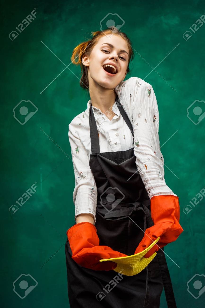 Frau mit gummischürze