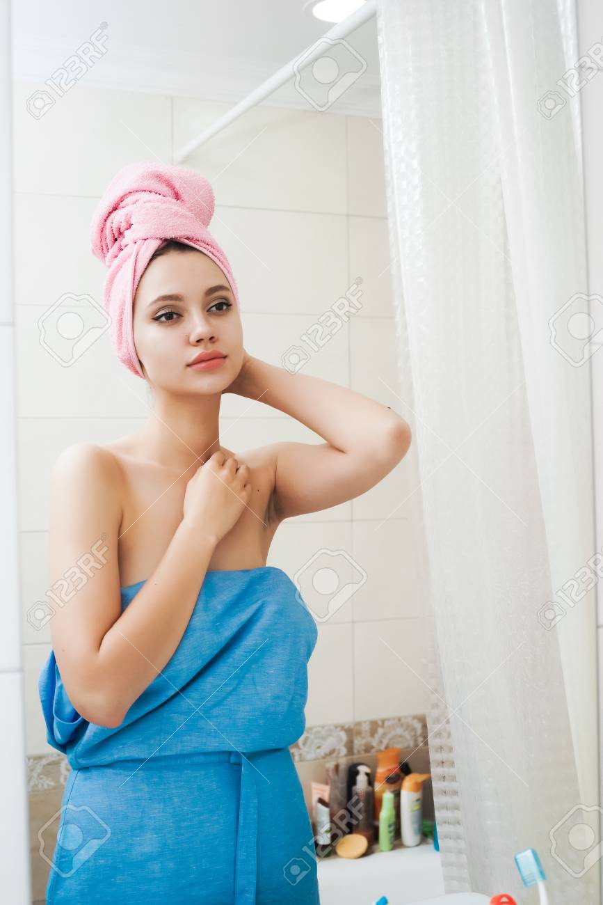 Женщина в полотенце в ванной. Женщина готовится ко сну. Мачеха вышла из душа. Баба с полотенцем на голове. Женщина с полотенцем на голове.