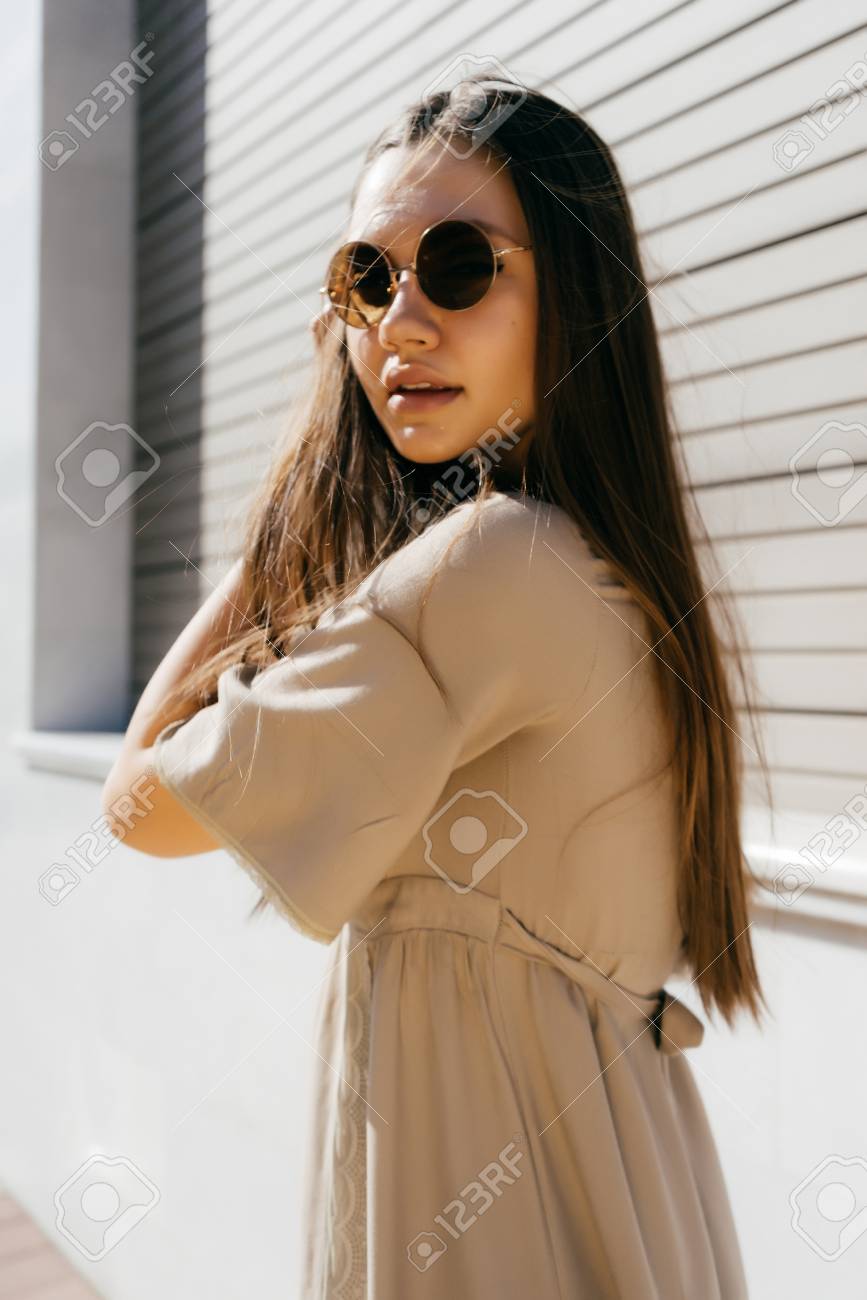 サングラスとベージュのドレスでセクシーな美女がカメラを見てください の写真素材 画像素材 Image