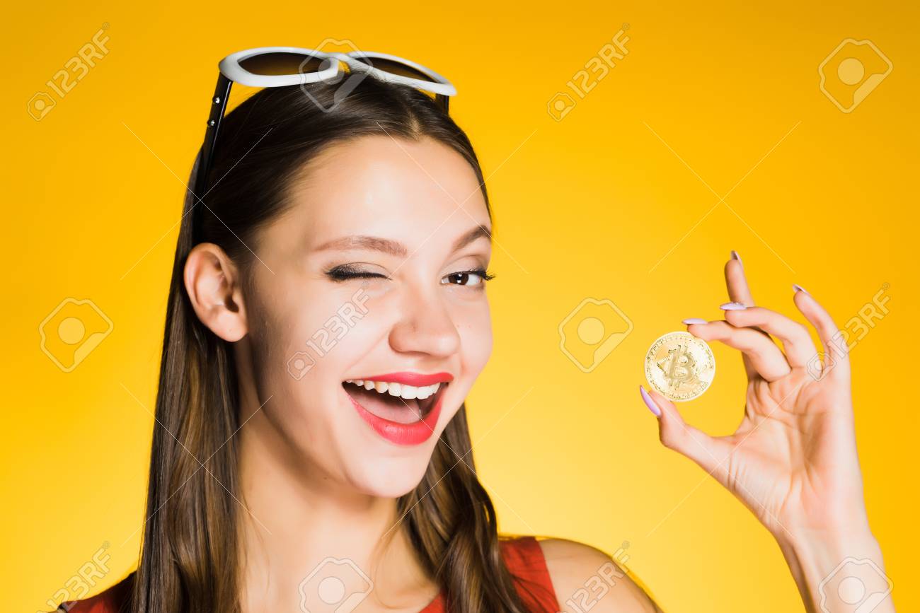 행복 한 어린 소녀 황금 Bitcoin를 들고, 윙크, 암호 통화에 [NULL]에 대해 생각 로열티 무료 사진, 그림, 이미지 그리고  스톡포토그래피. Image 90875238