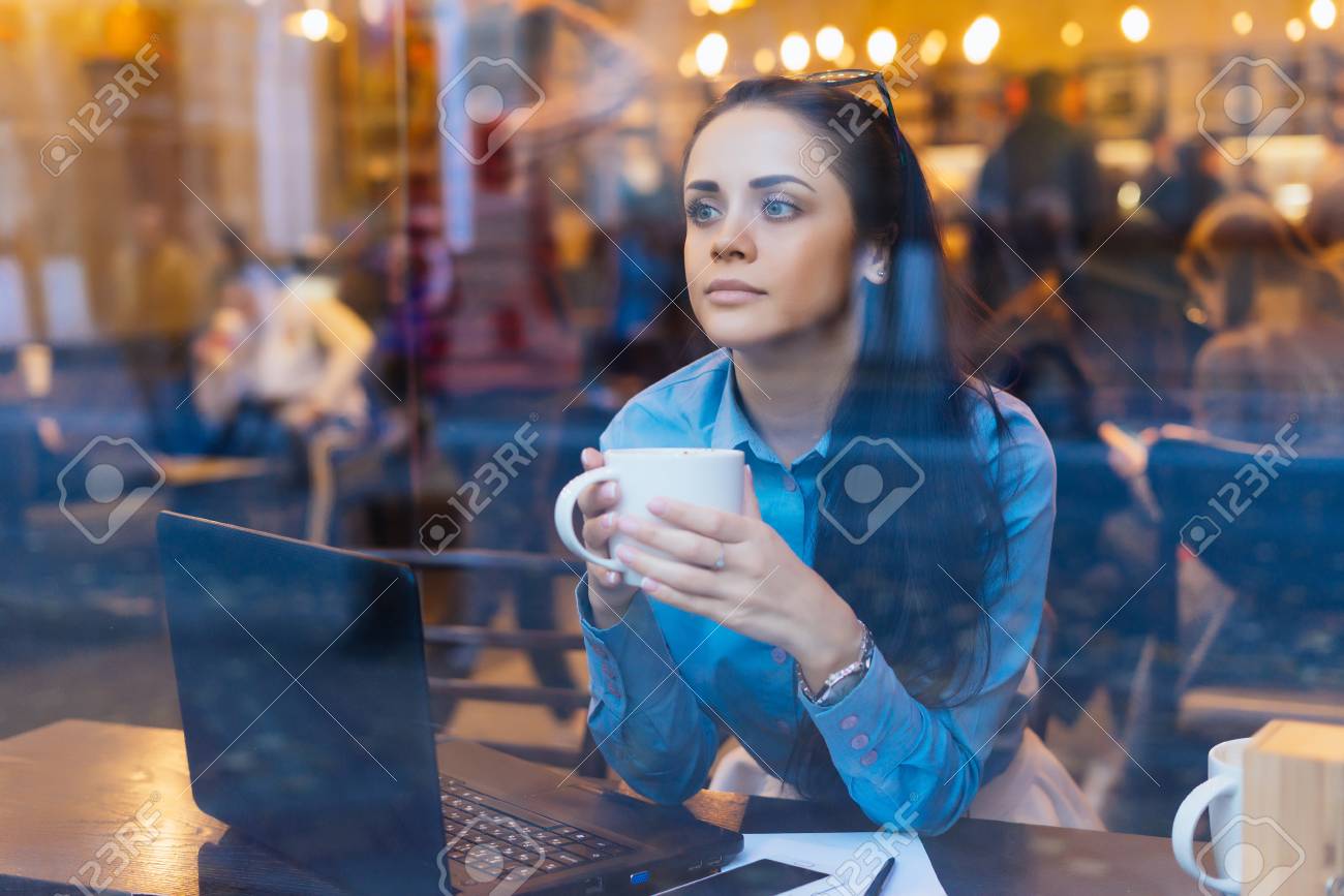 仕事の後にカフェでコーヒーを飲むペンシブ美少女フリーランサー の写真素材 画像素材 Image