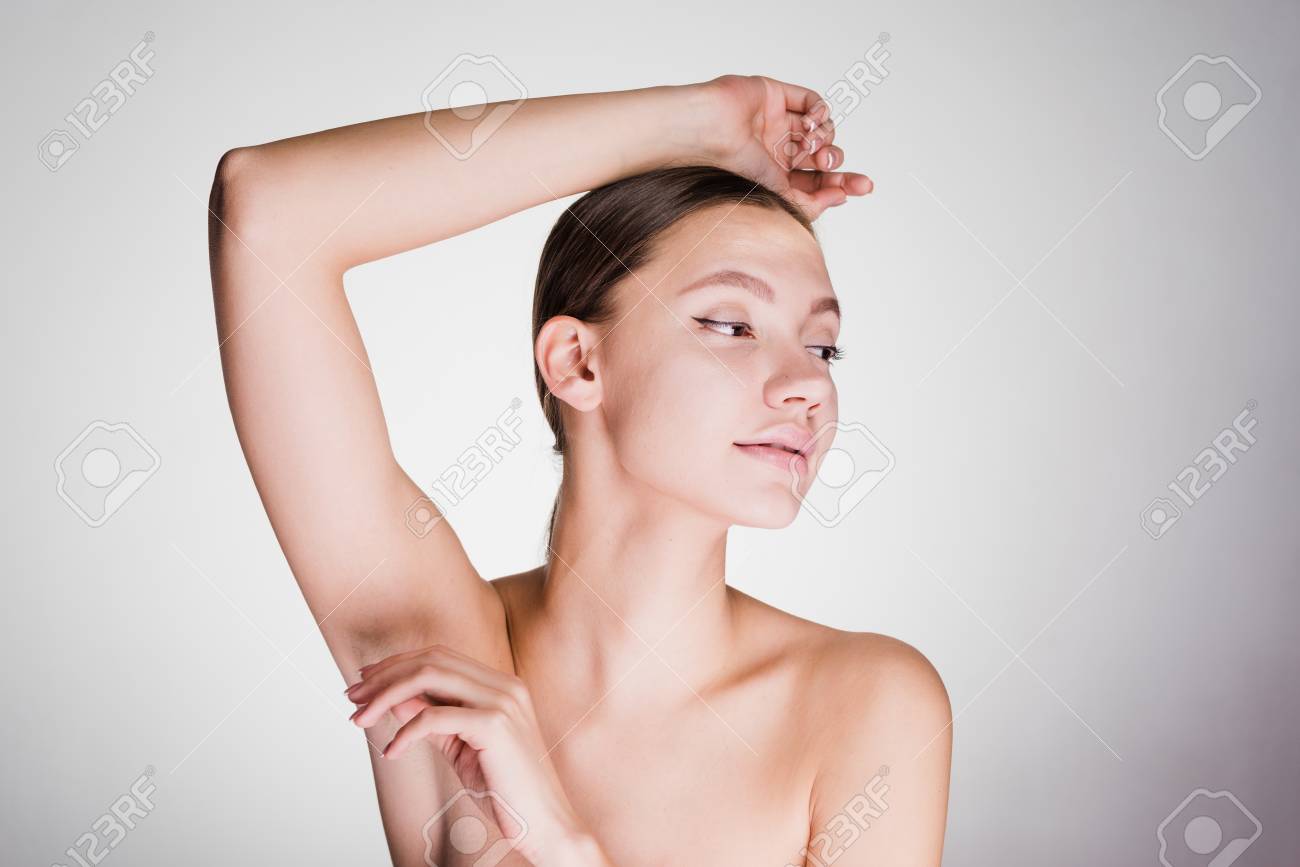 若い美しい裸の女の子のポーズ 彼女の腕を上げた の写真素材 画像素材 Image