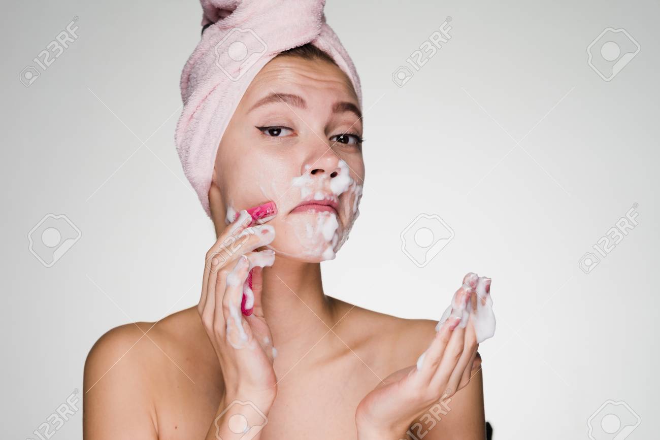 頭にタオルを持った女性が顔の脱毛を経験している の写真素材 画像素材 Image