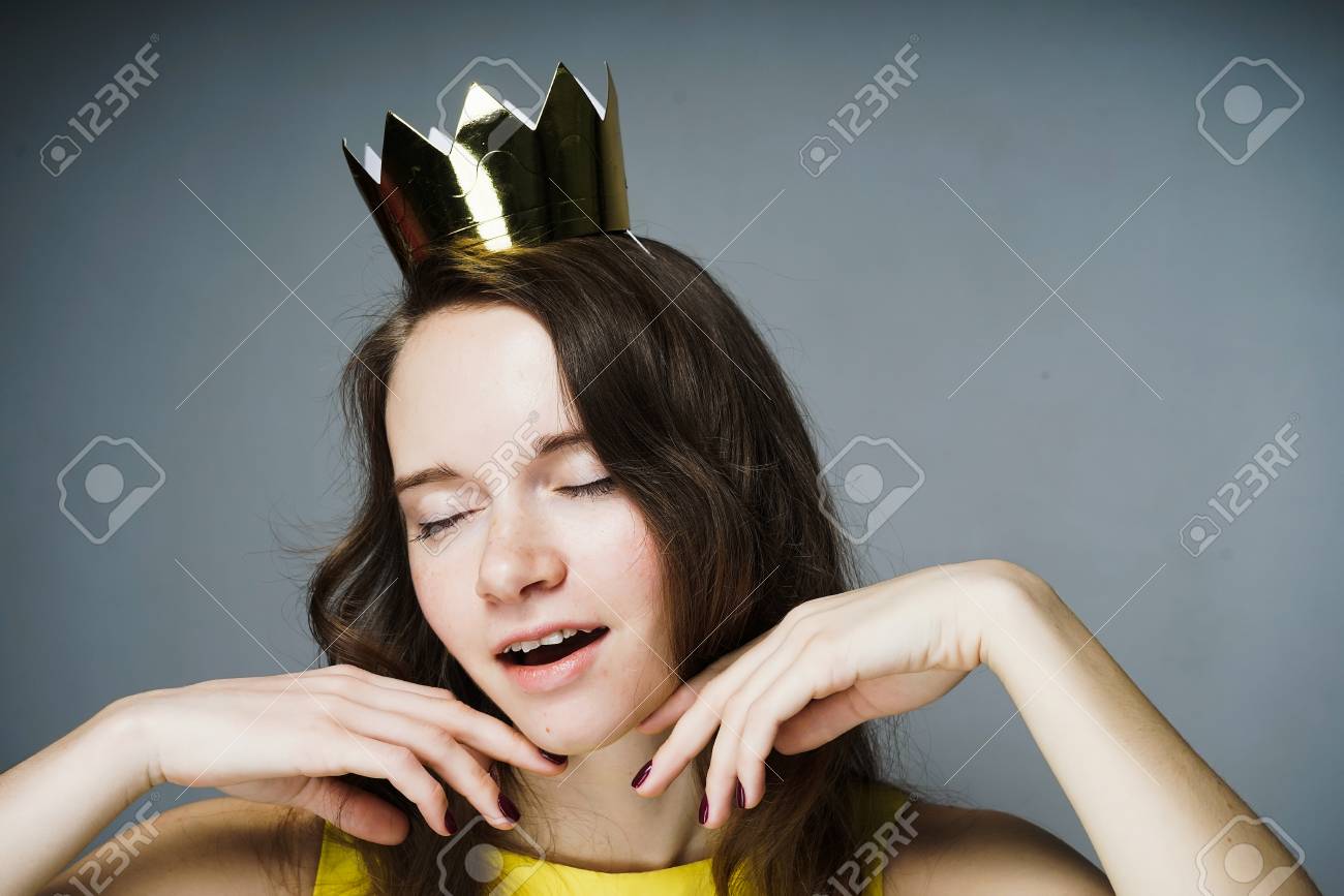 Une Jolie Jeune Fille Jouit, Sur Sa Tête D'une Couronne D'or, Ses Yeux Sont  Fermés Banque D'Images et Photos Libres De Droits. Image 95477393