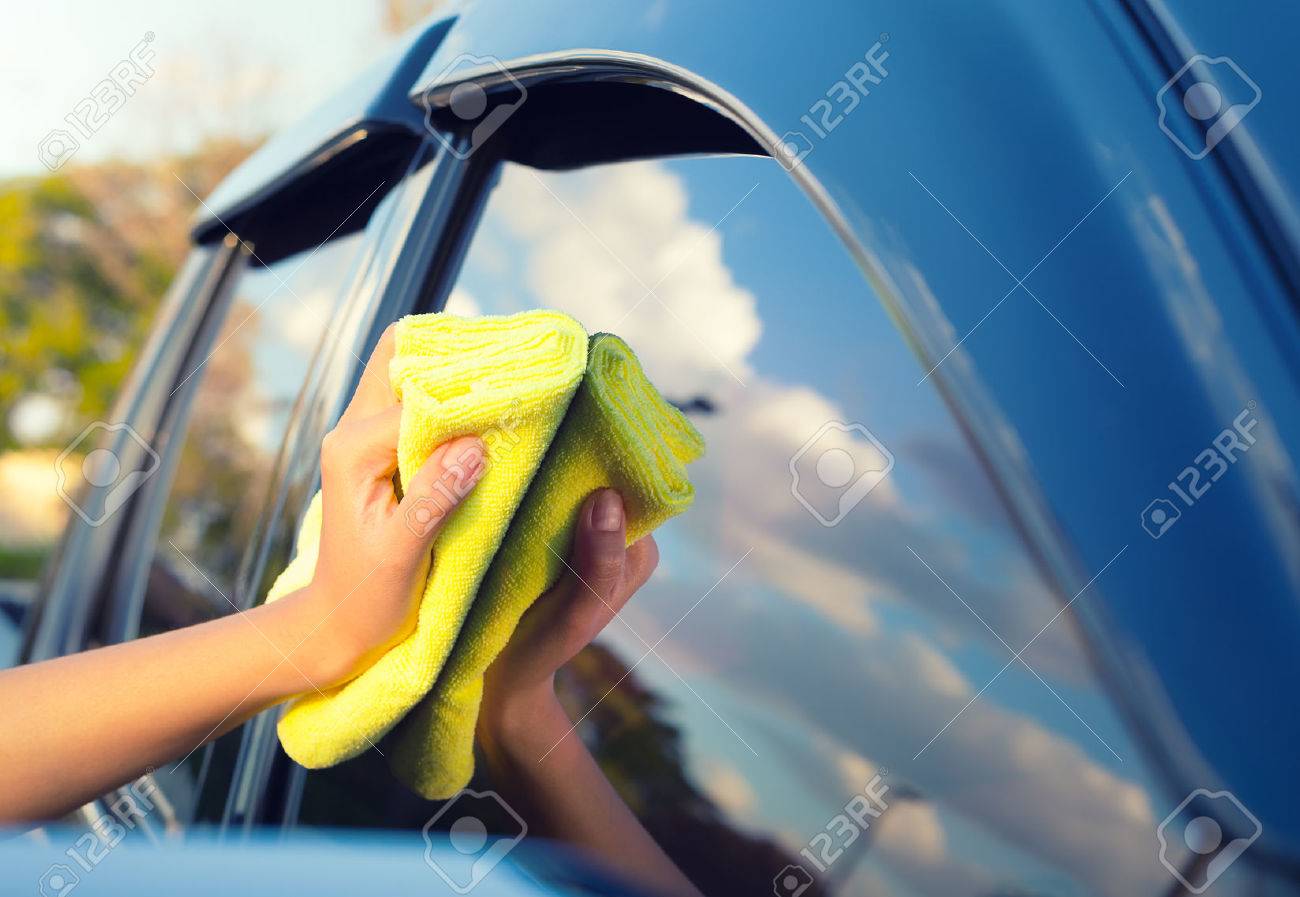 女性の手が車のガラスを拭きます の写真素材 画像素材 Image 女性の手が車のガラスを拭きます の写真素材 画像素材 Image