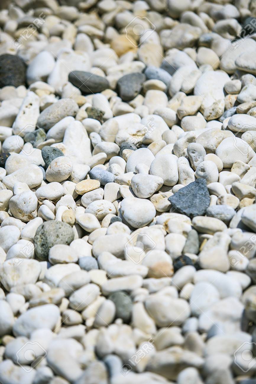 ビーチで丸みを帯びた石 の写真素材 画像素材 Image