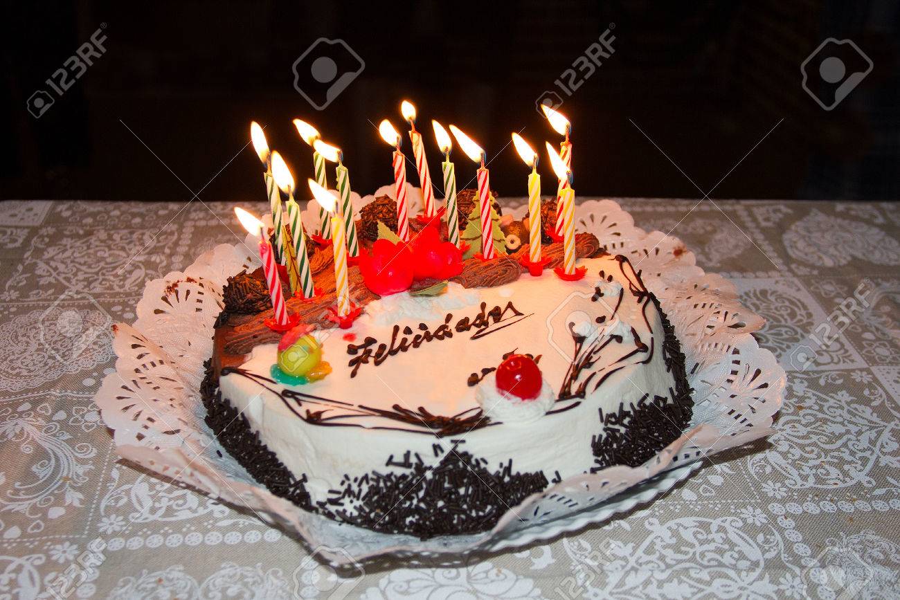 スペイン語でお祝いの言葉とカラフルな誕生日ケーキ の写真素材 画像素材 Image