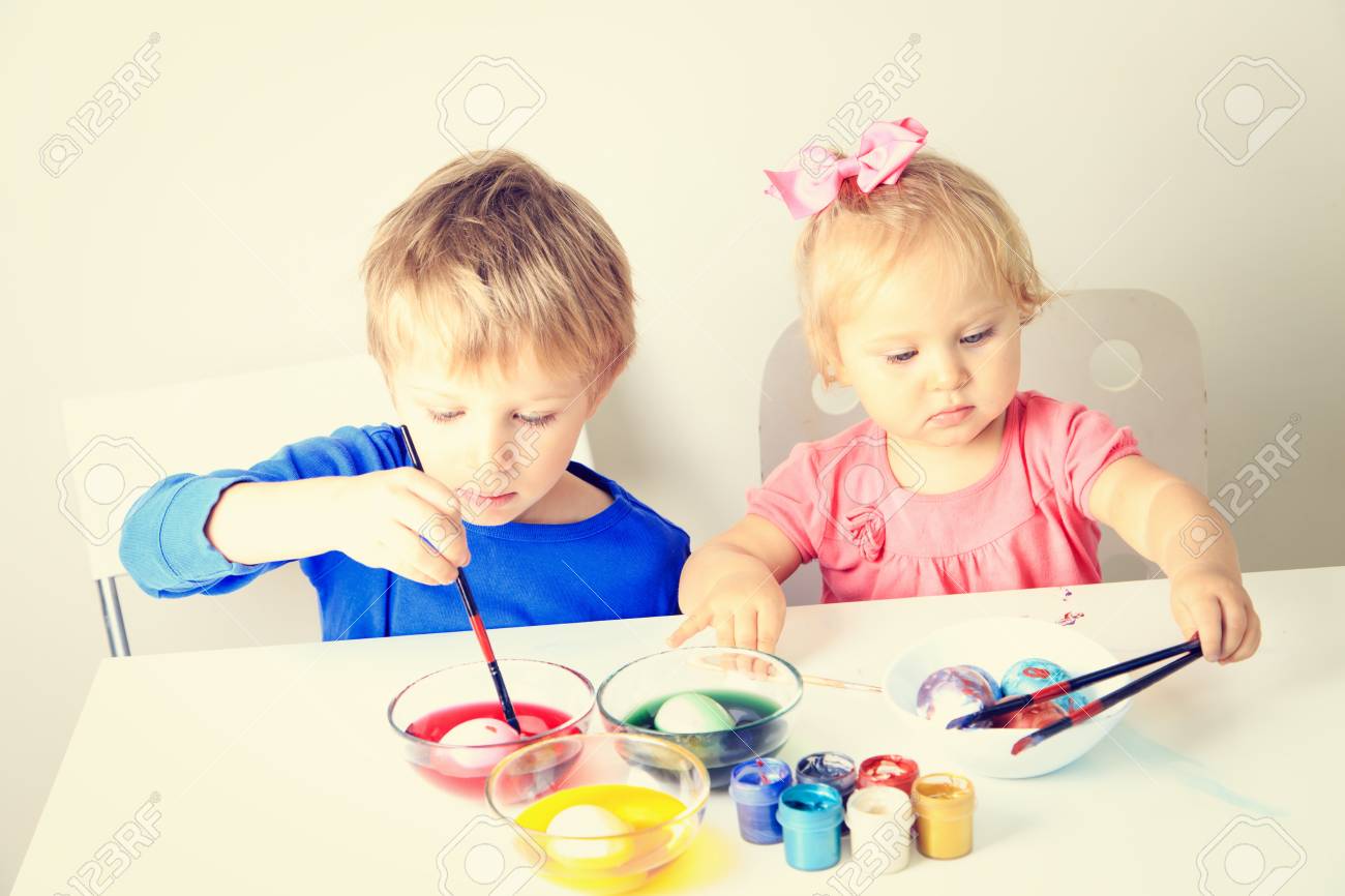 Petit Garcon Et Bebe Fille Oeufs De Peinture Pour Les Vacances De Paques Banque D Images Et Photos Libres De Droits Image