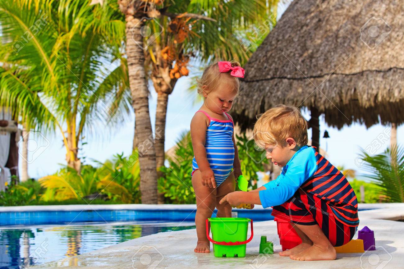 Petit Garcon Et Bebe Fille Jouant Dans La Piscine A La Plage Banque D Images Et Photos Libres De Droits Image