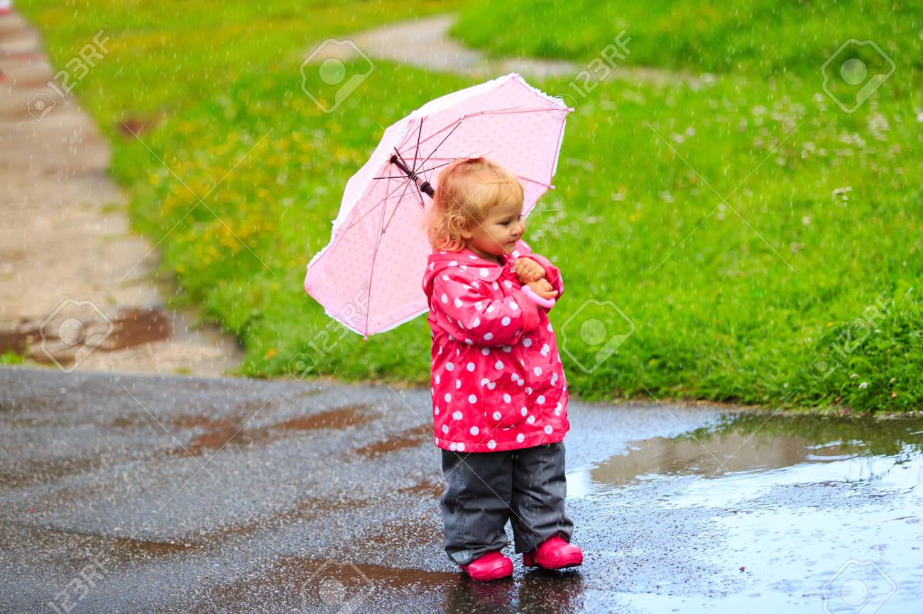 雨 楽しいかわいい女の子子供屋外プレイ の写真素材 画像素材 Image