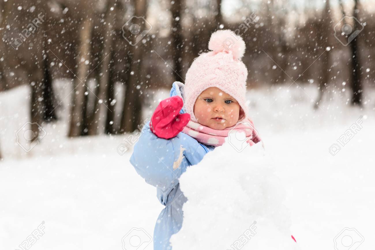 冬の雪でかわいい幼児女の子を再生します の写真素材 画像素材 Image 冬の雪でかわいい幼児女の子を再生します の写真素材 画像素材 Image