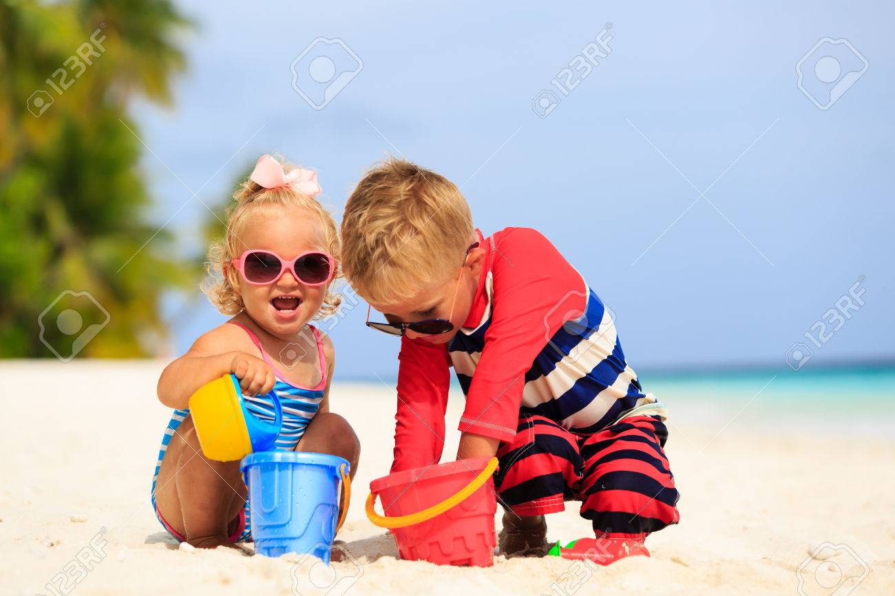 Mignon Petit Garcon Et Bebe Fille Jouent Avec Le Sable Sur La Plage Tropicale Banque D Images Et Photos Libres De Droits Image