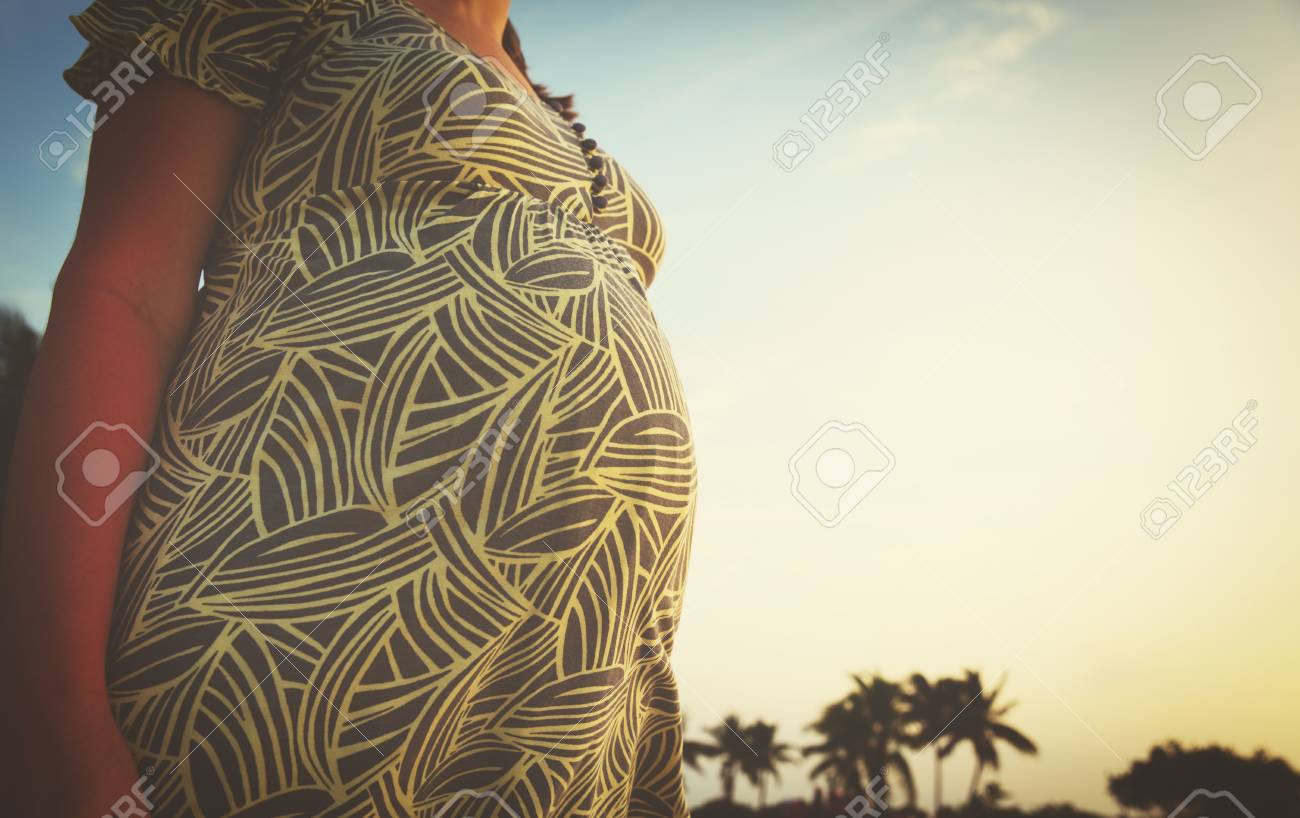 Femme Enceinte Heureuse Sur La Plage Au Coucher Du Soleil Grossesse En Bonne Santé