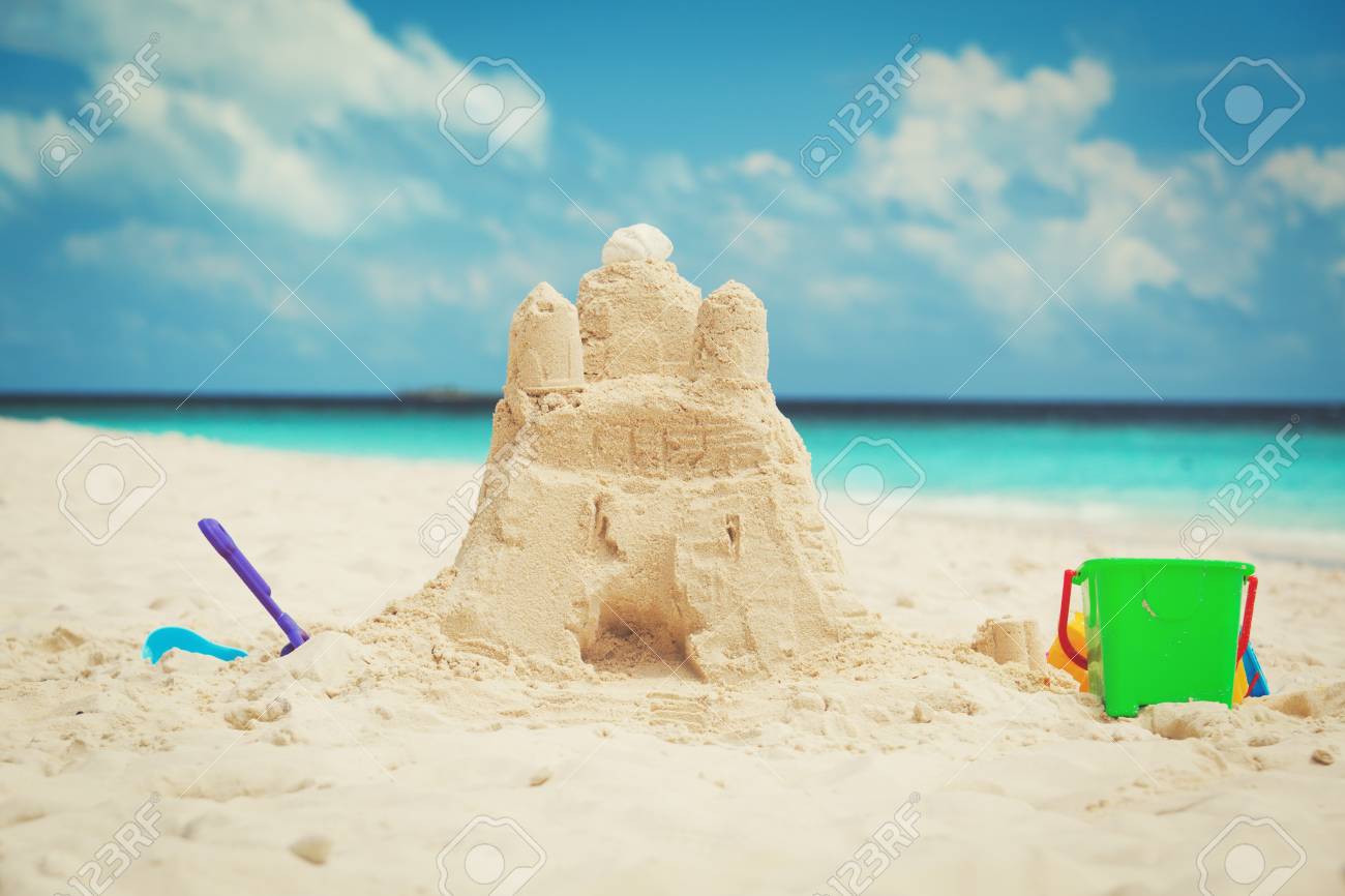 ビーチや子供のおもちゃの砂の城 の写真素材 画像素材 Image