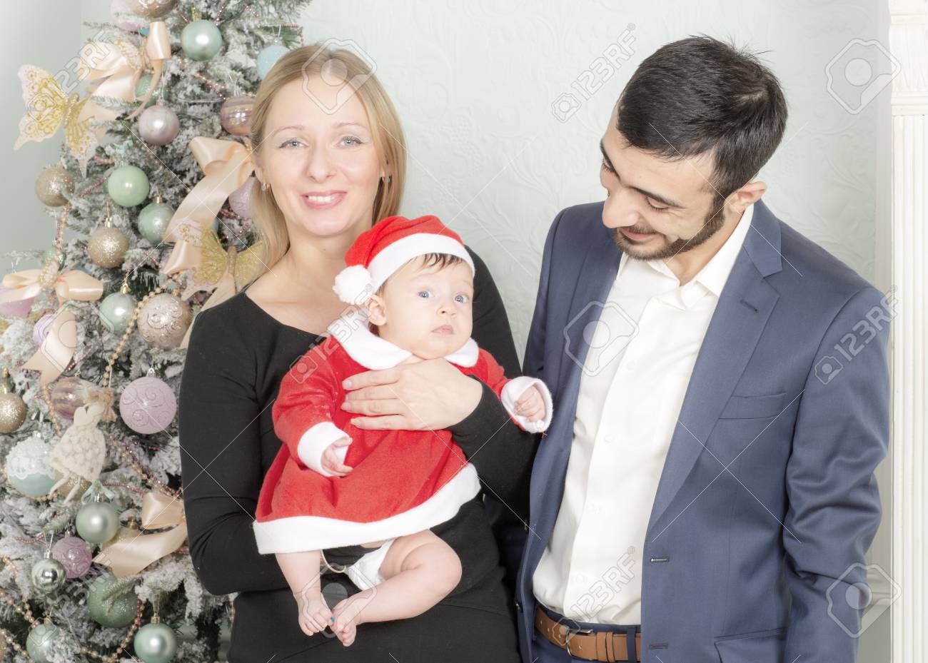 Albero Di Natale Con Foto Di Famiglia.Immagini Stock Ritratto Di Famiglia Vicino All Albero Di Natale Il Bambino E Vestito Con Il Costume Di Babbo Natale Image 49798198