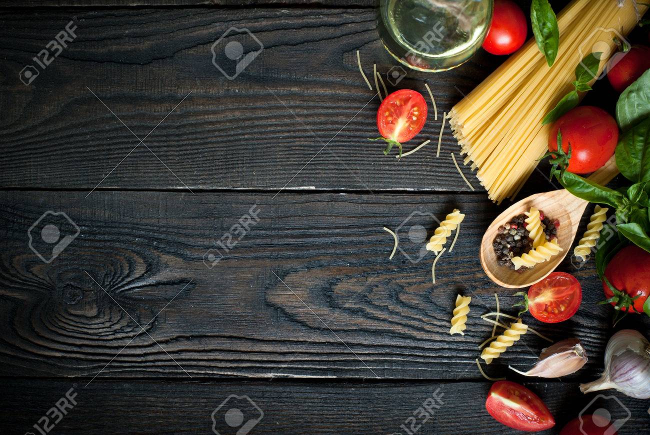スパゲッティ トマト バジル ニンニク料理イタリア パスタの材料 の写真素材 画像素材 Image