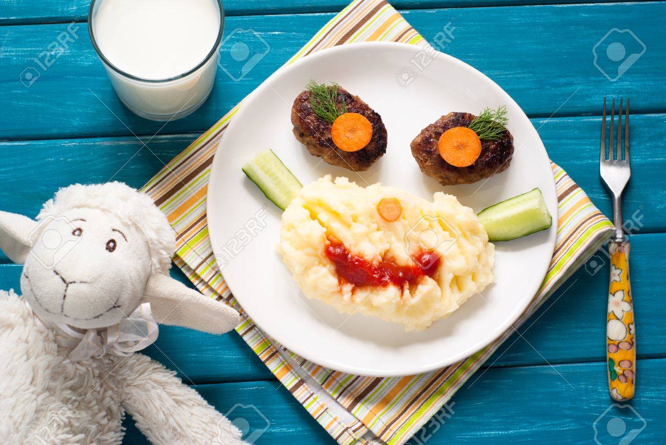 Kinder Essen Lustige Essen Teller Mit Schnitzel Und Kartoffelpuree In Form Eines Affengesichter Kindermenu Lizenzfreie Fotos Bilder Und Stock Fotografie Image