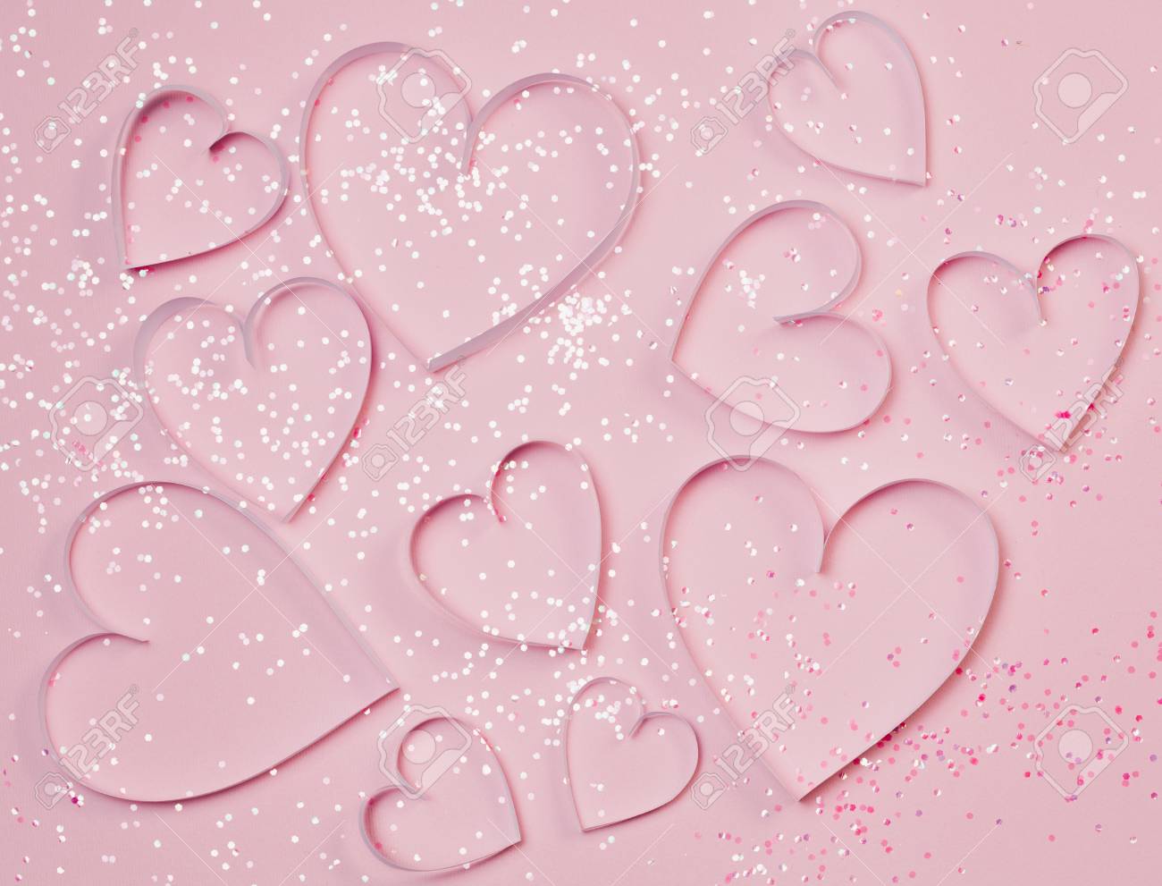Rosa Herzen Und Funkelt Auf Rosa Hintergrund Grusskonzept Des St Valentinsgrusses Romantische Art Draufsicht Flach Legen Lizenzfreie Fotos Bilder Und Stock Fotografie Image 93052844