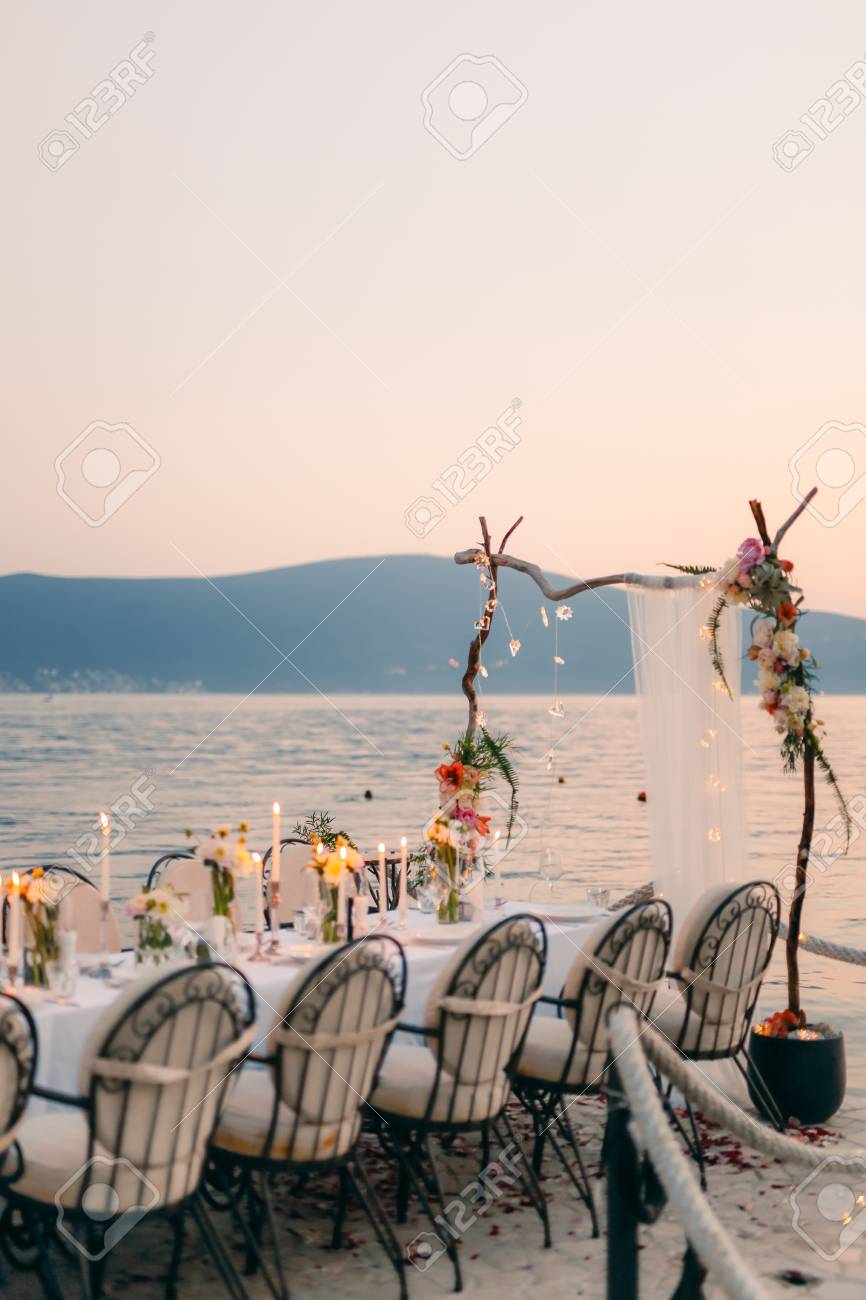 海辺でのウェディングディナー 海での結婚披露宴 ドンヤラストバ モンテネグロ ティヴァト の写真素材 画像素材 Image