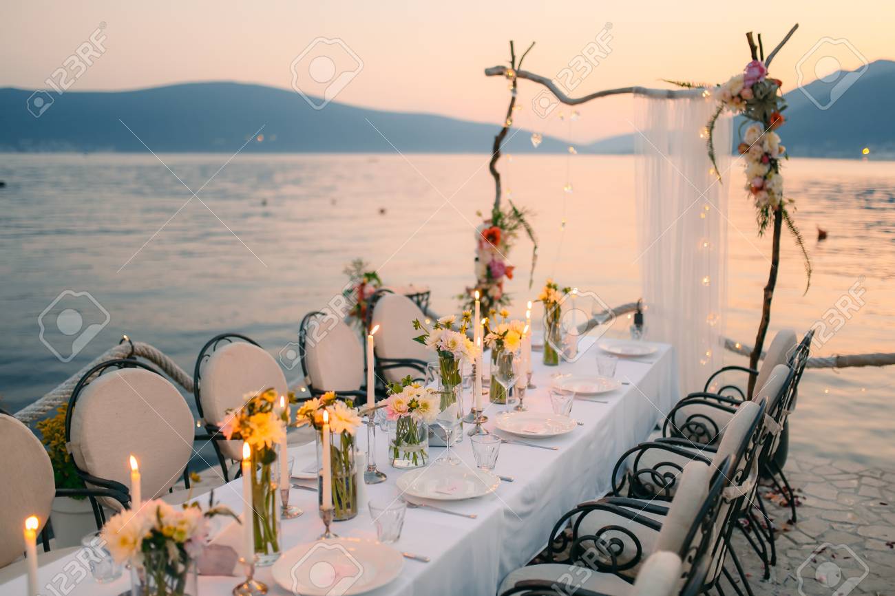 海辺でのウェディングディナー 海での結婚披露宴 ドンヤラストバ モンテネグロ ティヴァト の写真素材 画像素材 Image