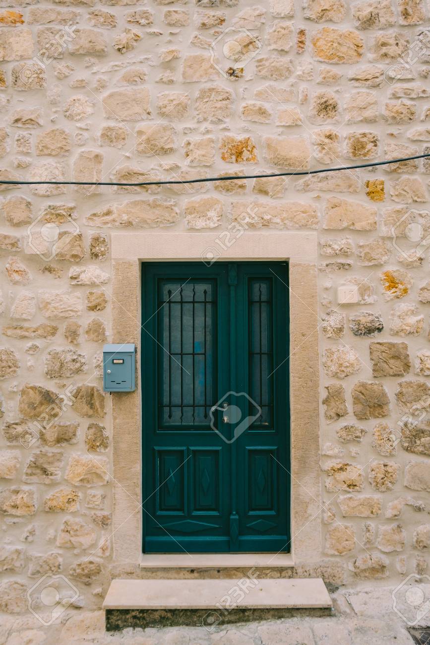 Immagini Stock Porte Verdi Struttura In Legno Vecchia Vernice Irraggiata E Squallida Vecchie Porte In Legno Image 85624281