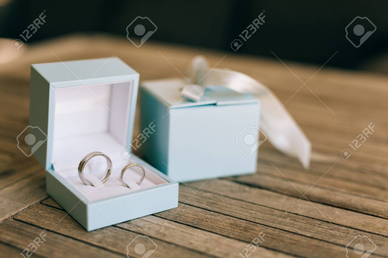 青い箱の中に軽い木製の質感で結婚指輪 ウェディングジュエリー の写真素材 画像素材 Image 青い箱の中に軽い木製の質感で結婚指輪 ウェディングジュエリー の写真素材 画像素材 Image