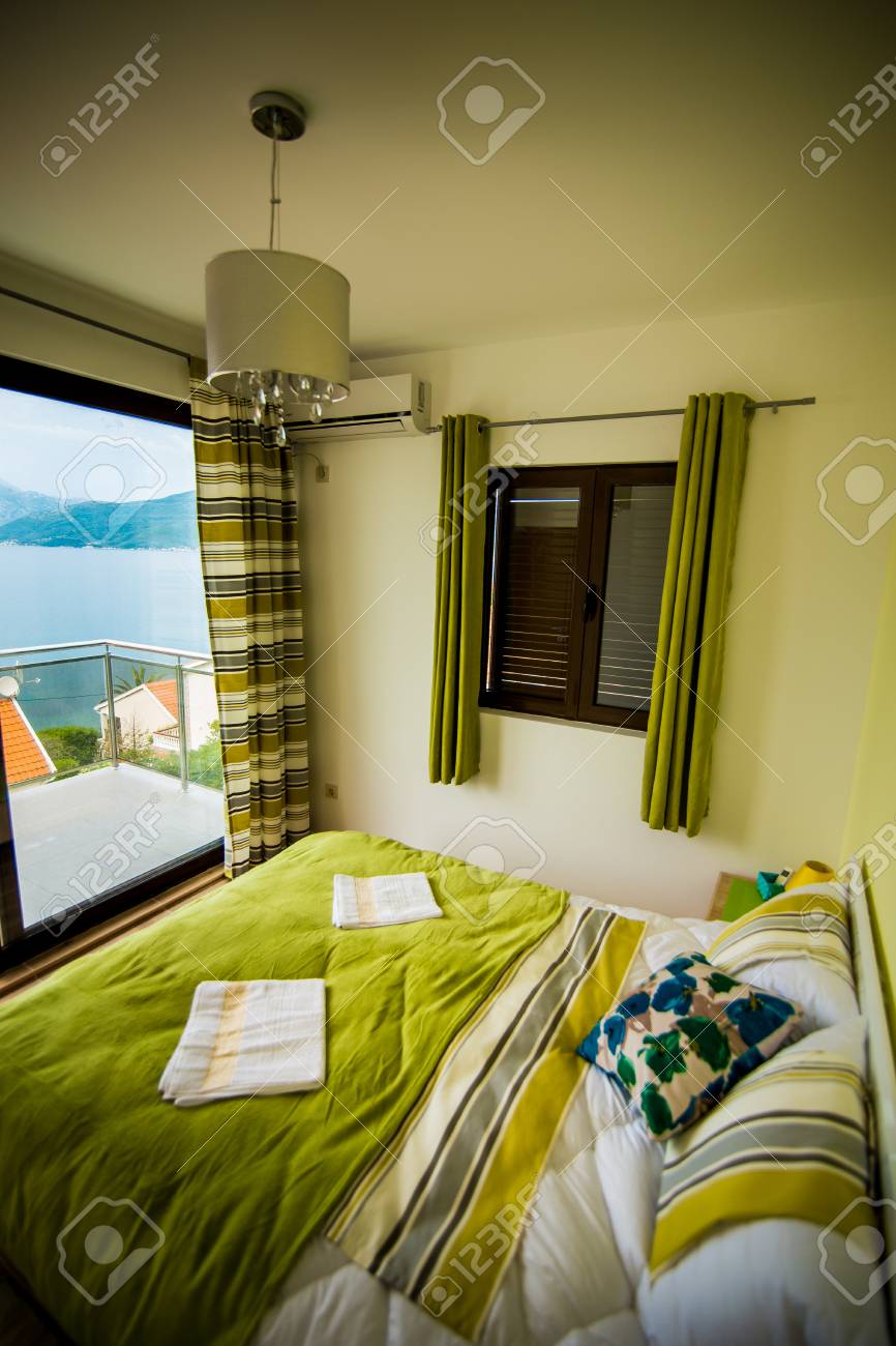 Interno Della Camera Da Letto In Colori Verdi. Un Grande Letto ... Interno Della Camera Da Letto In Colori Verdi. Un Grande Letto ...