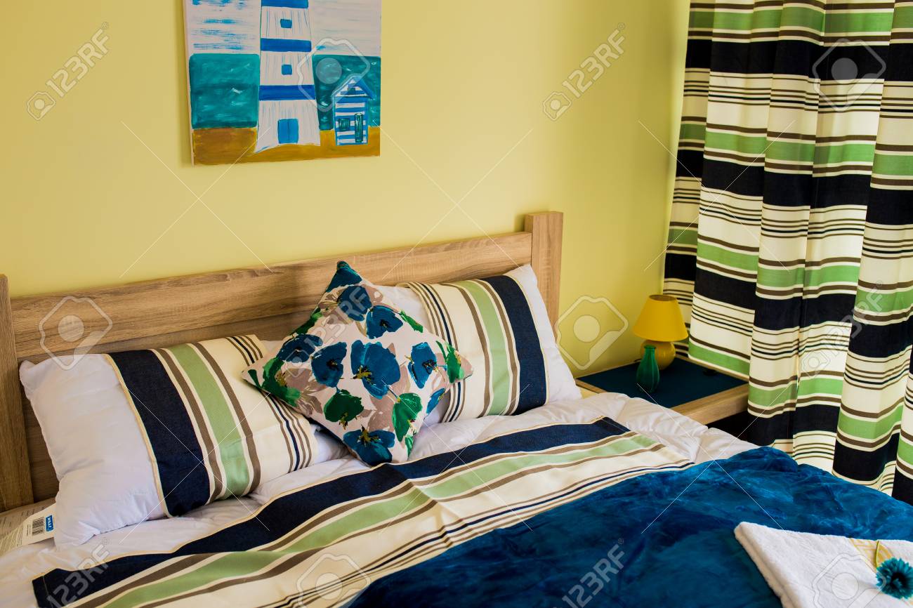 Interno Della Camera Da Letto In Colori Bianchi E Verdi Il Grande Letto Matrimoniale è Blu