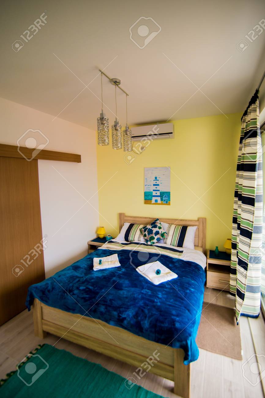 白と緑の色で寝室のインテリア 大きなダブルベッドは青色です の写真素材 画像素材 Image