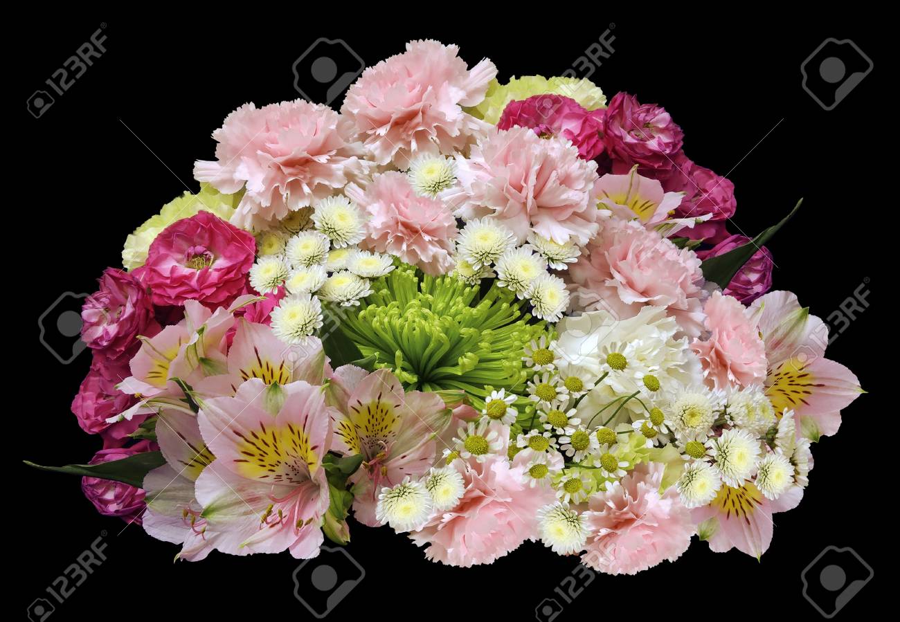 Bouquet De Fleurs Rose Jaune Blanc Sur Un Fond Noir Isolé Avec Un Tracé De Détourage Pas Dombres Fermer Roses Gousses De Chrysanthème Lys De