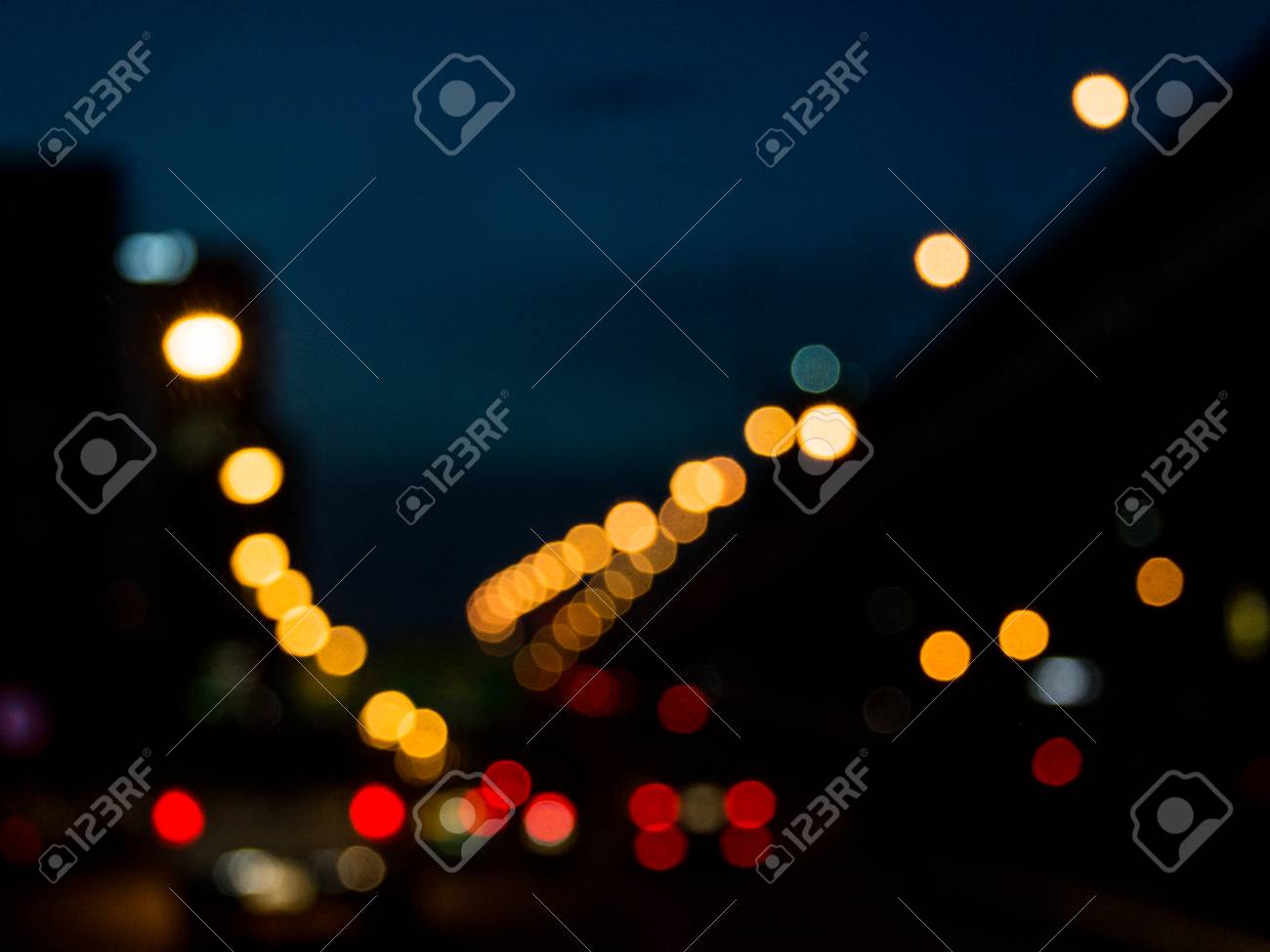 市では ぼやけて夜道 背景のボケ味 の写真素材 画像素材 Image 市では ぼやけて夜道 背景のボケ味 の写真素材 画像素材 Image