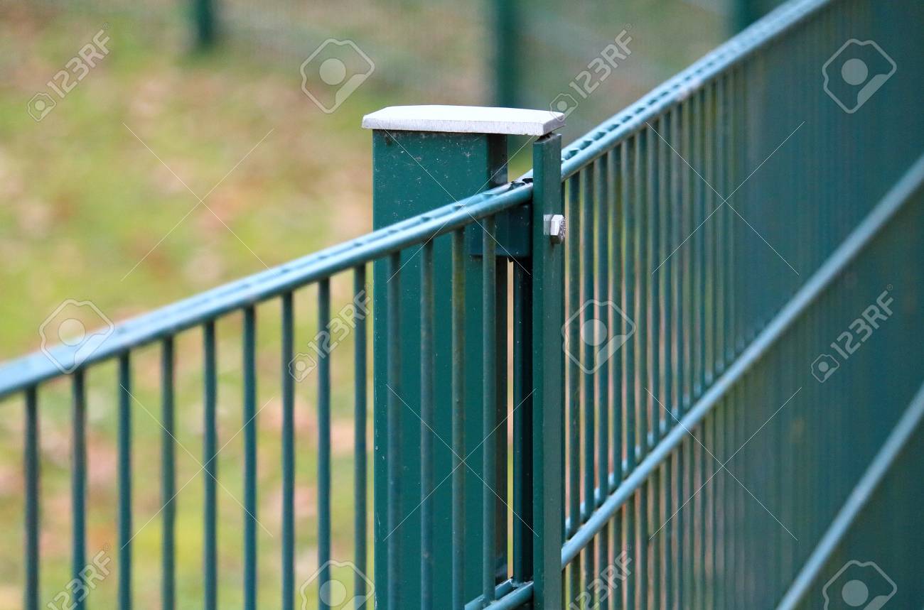 Gruner Gartenzaun Lizenzfreie Fotos Bilder Und Stock Fotografie Image 91359762