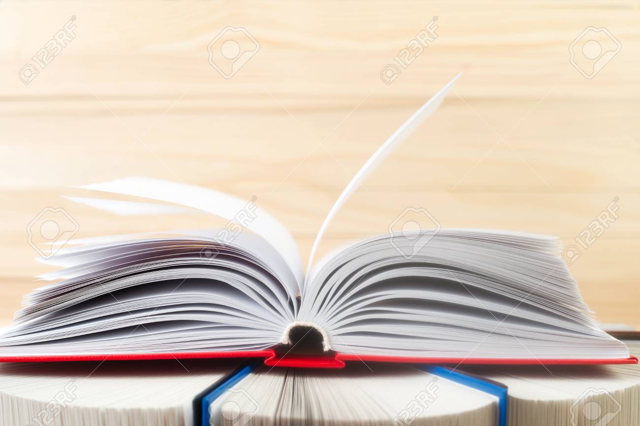 Livro Aberto Pilha De Livros Em Capa Dura Na Mesa De Madeira De Volta A Escola Copie O Espaco Fotos Retratos Imagenes Y Fotografia De Archivo Libres De Derecho Image 71158617