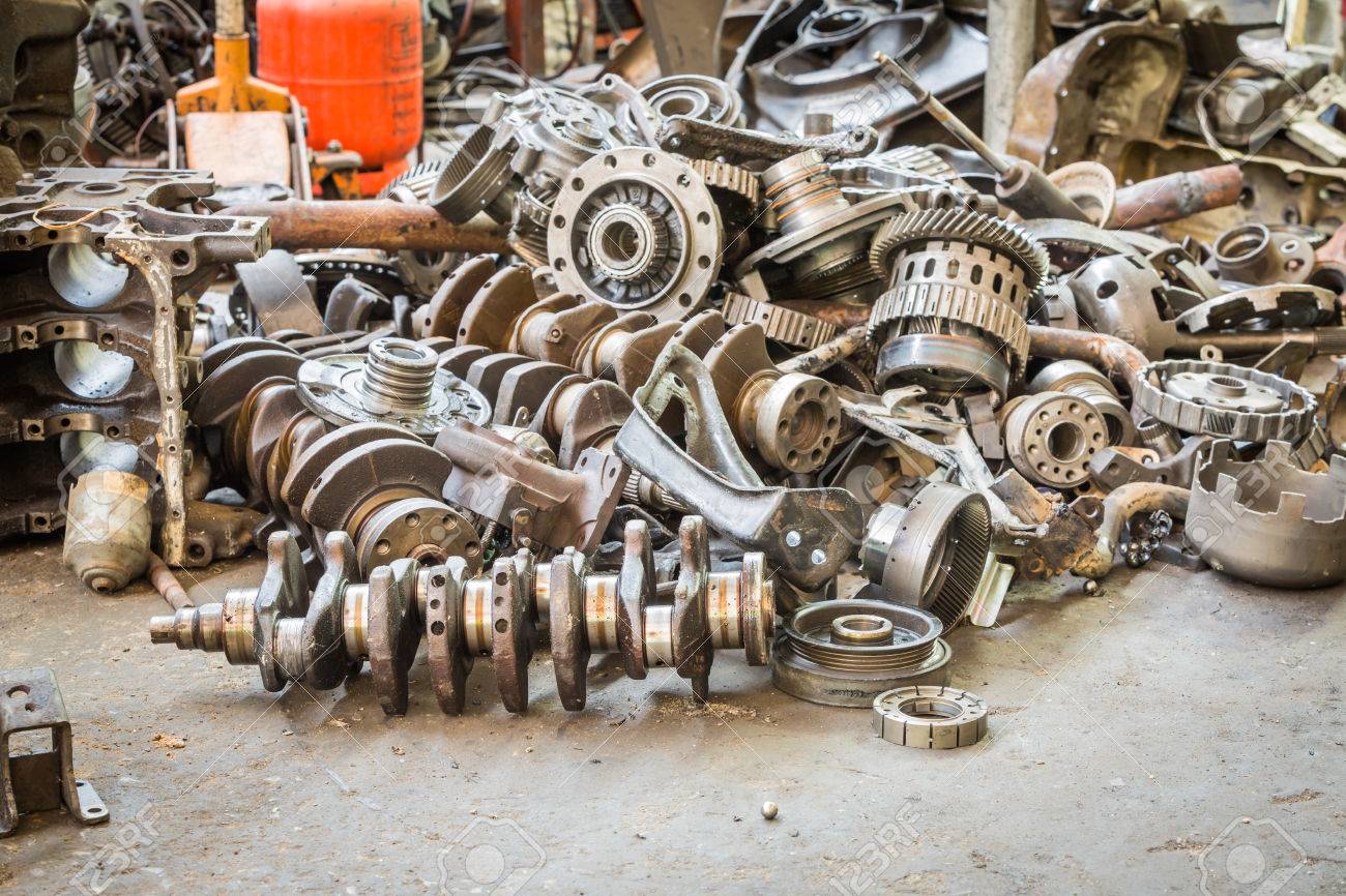 2 番目の手の機械ショップやガレージで古い機械の部品 の写真素材 画像素材 Image